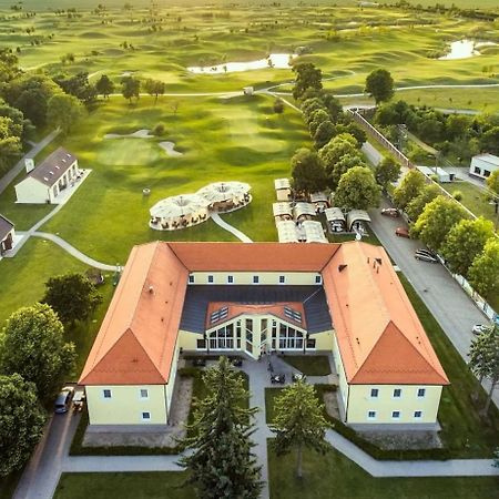 Klaudia'S Hotel & Restaurant At Golf Resort, Bac Samorin エクステリア 写真