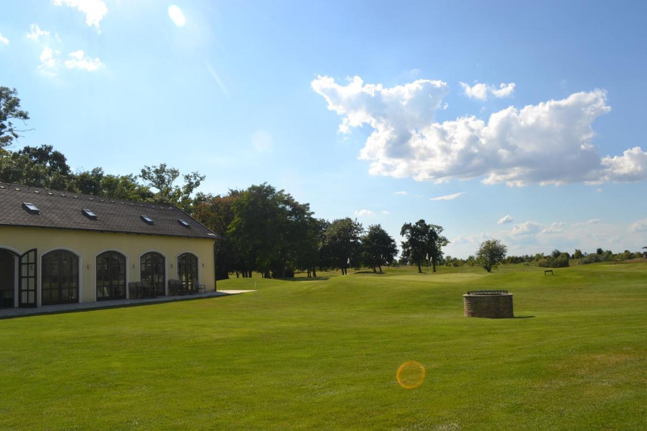 Klaudia'S Hotel & Restaurant At Golf Resort, Bac Samorin エクステリア 写真