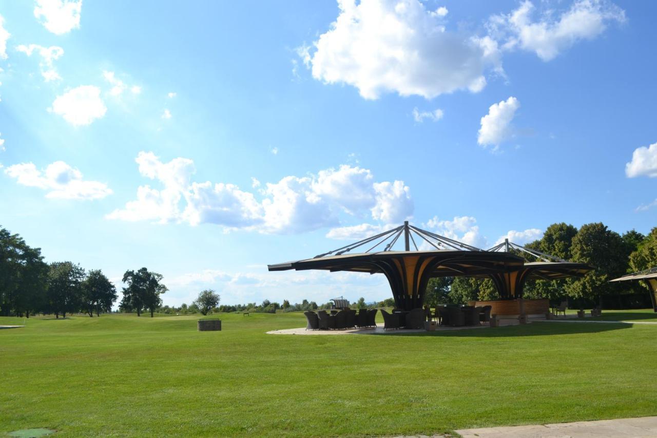Klaudia'S Hotel & Restaurant At Golf Resort, Bac Samorin エクステリア 写真