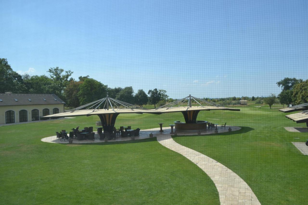 Klaudia'S Hotel & Restaurant At Golf Resort, Bac Samorin エクステリア 写真