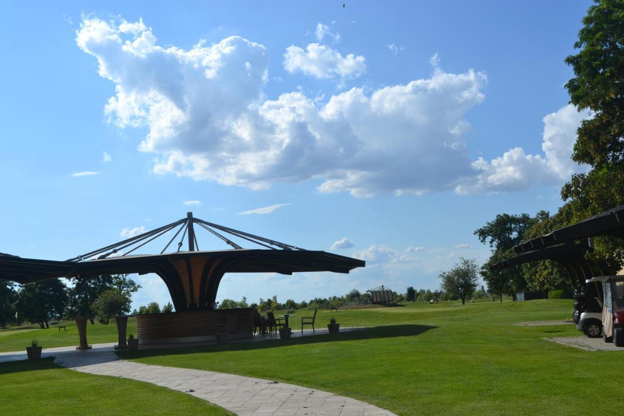 Klaudia'S Hotel & Restaurant At Golf Resort, Bac Samorin エクステリア 写真