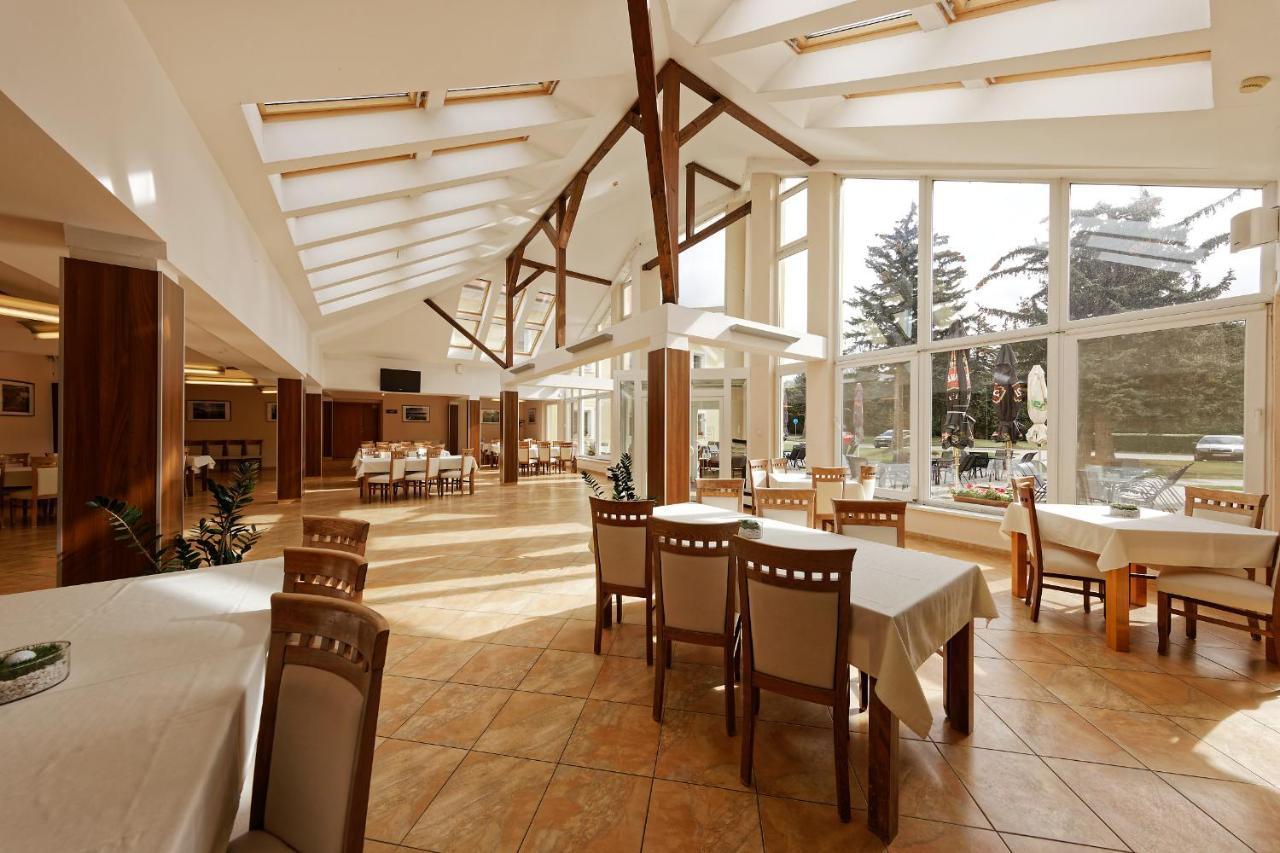 Klaudia'S Hotel & Restaurant At Golf Resort, Bac Samorin エクステリア 写真