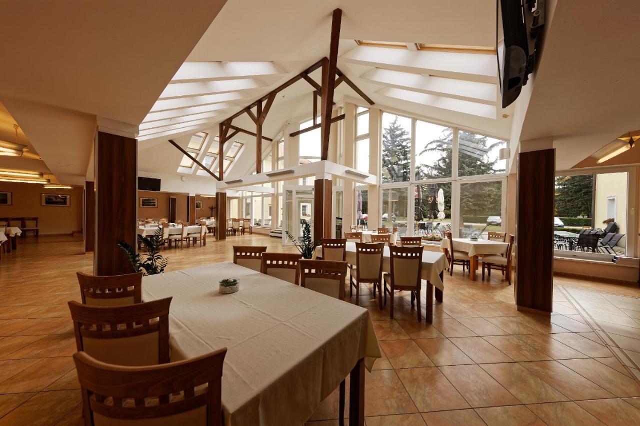 Klaudia'S Hotel & Restaurant At Golf Resort, Bac Samorin エクステリア 写真