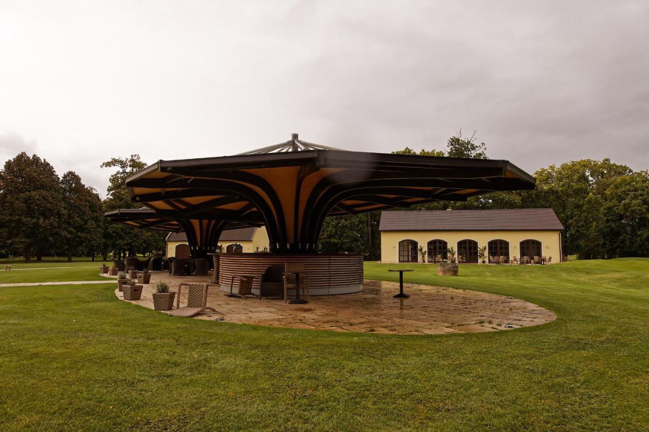 Klaudia'S Hotel & Restaurant At Golf Resort, Bac Samorin エクステリア 写真