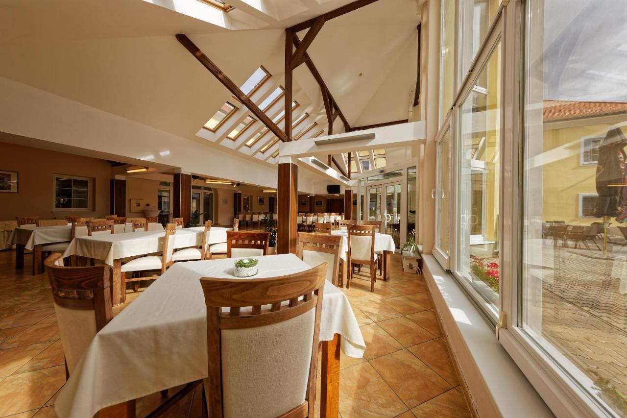 Klaudia'S Hotel & Restaurant At Golf Resort, Bac Samorin エクステリア 写真
