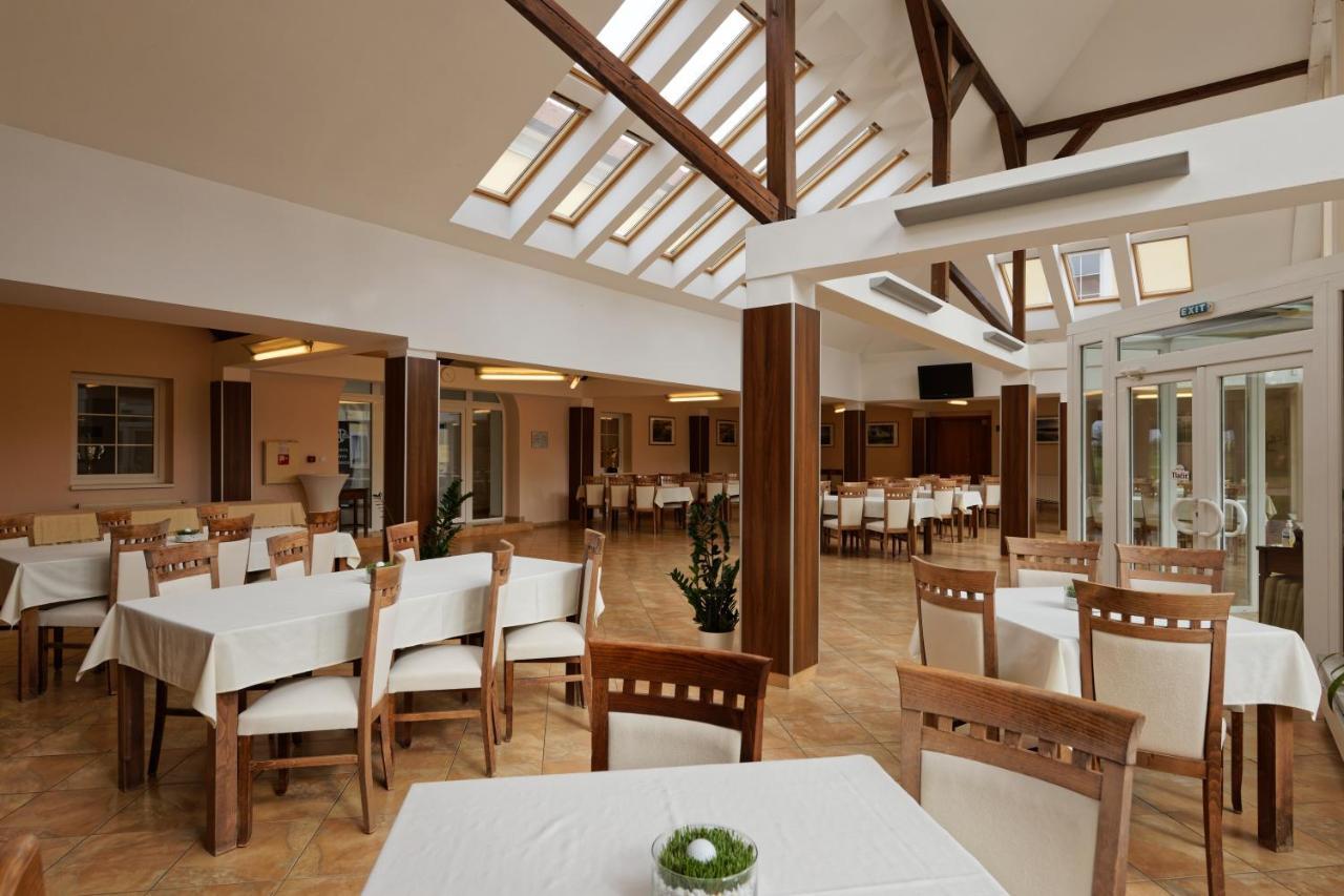 Klaudia'S Hotel & Restaurant At Golf Resort, Bac Samorin エクステリア 写真