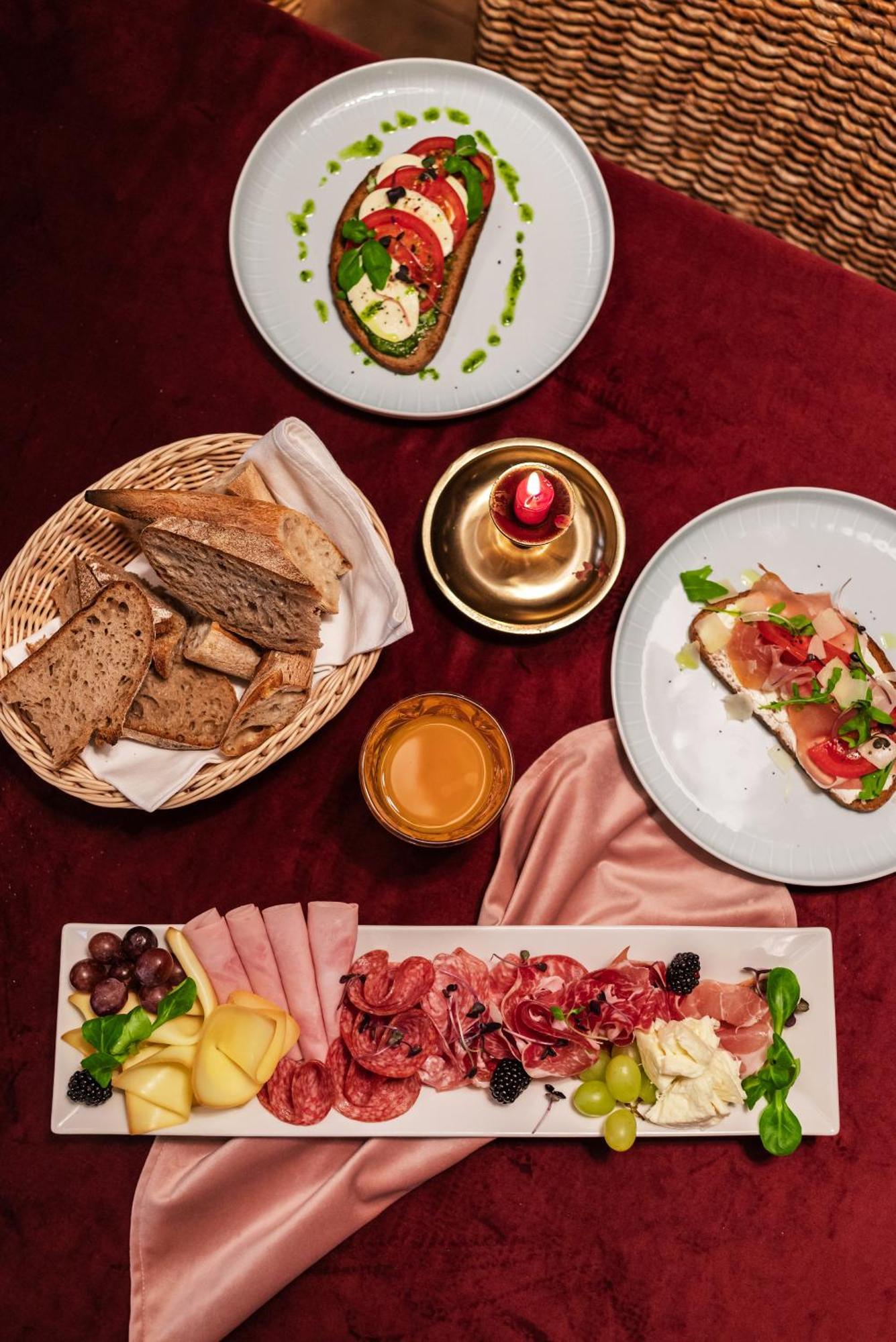 Klaudia'S Hotel & Restaurant At Golf Resort, Bac Samorin エクステリア 写真