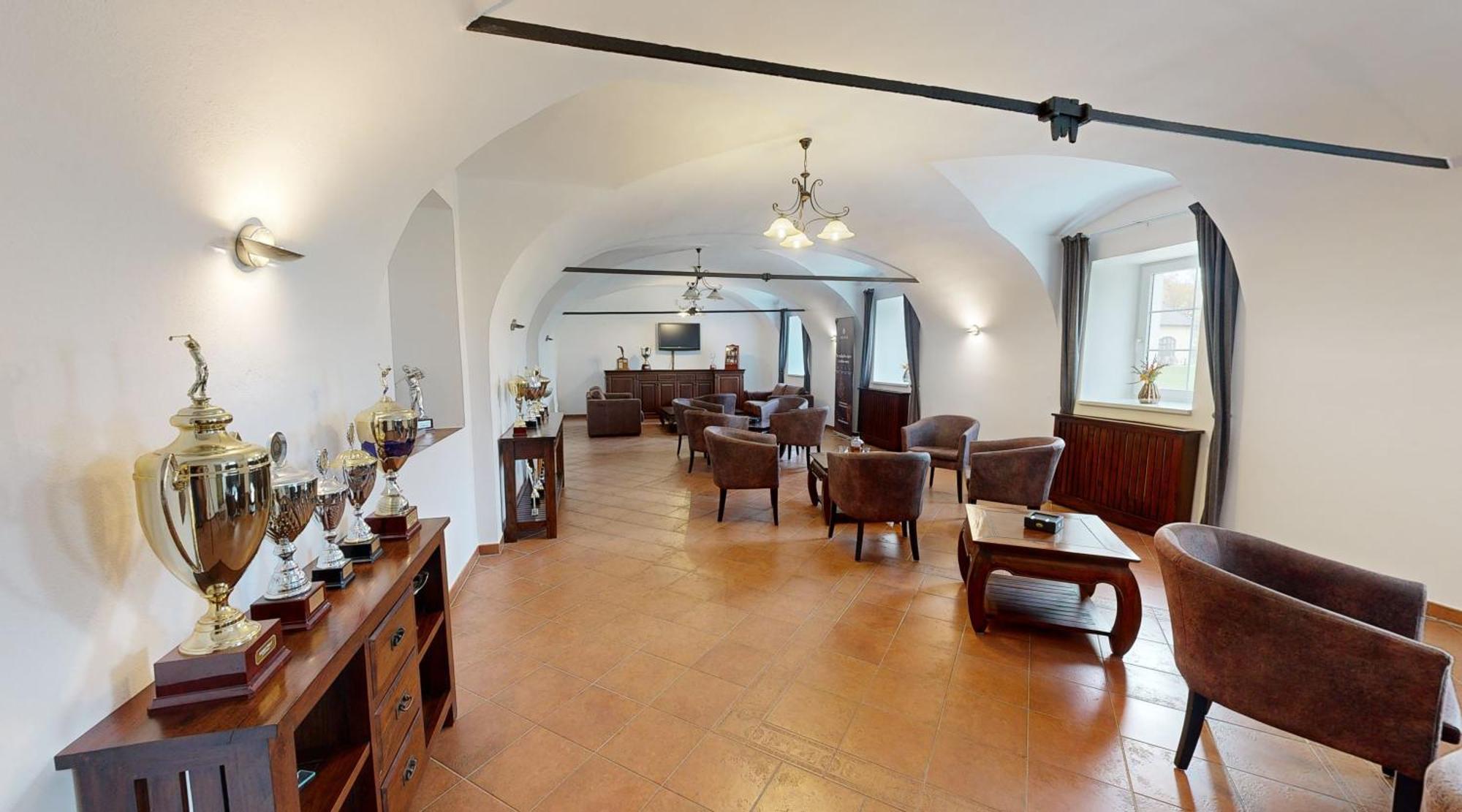Klaudia'S Hotel & Restaurant At Golf Resort, Bac Samorin エクステリア 写真